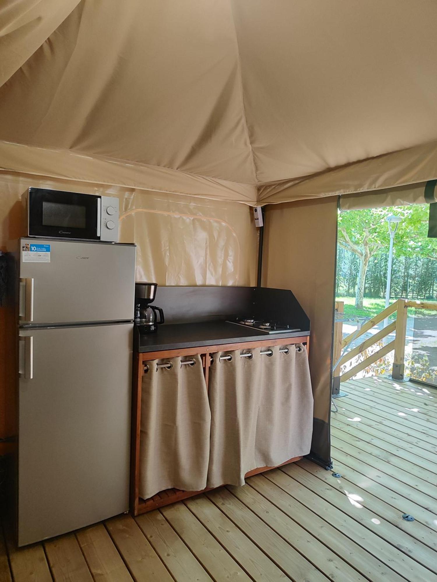 Camping Porte Des Alpilles By M.A Destination Glamping Сент-Этьен-дю-Грес Экстерьер фото