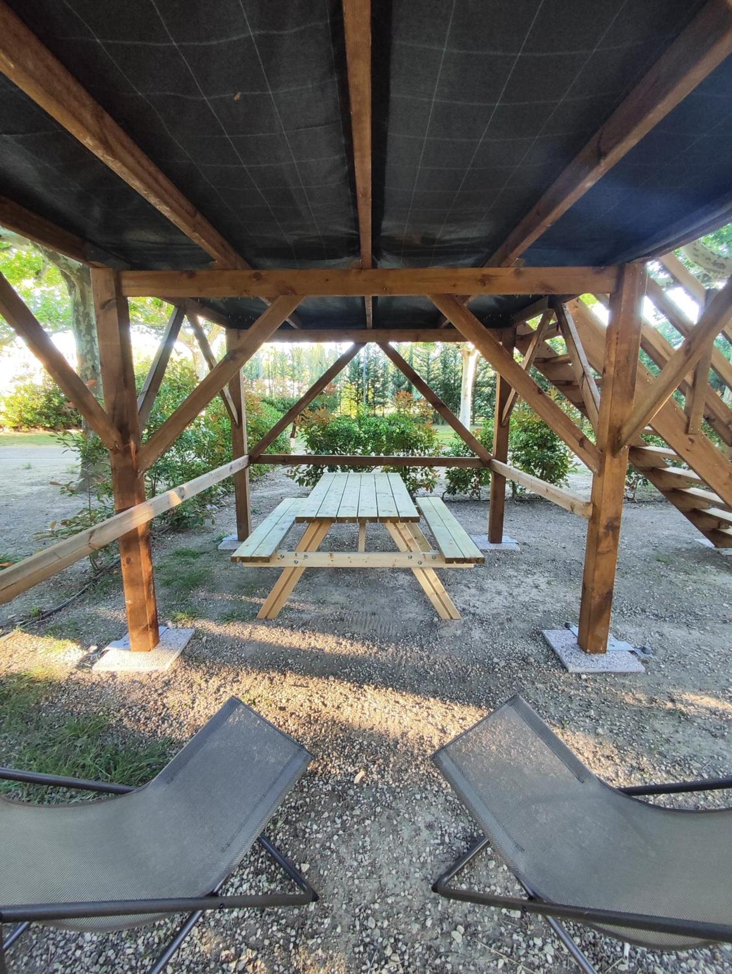 Camping Porte Des Alpilles By M.A Destination Glamping Сент-Этьен-дю-Грес Экстерьер фото